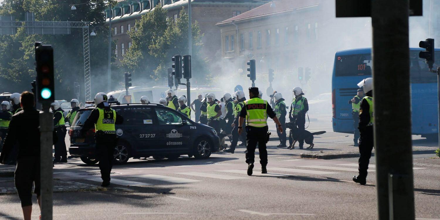 Fyra män i 20-årsåldern som åtalats för våldsamt upplopp i samband med fotbollsmatchen mellan IFK Göteborg och Piast Gliwice i juli i fjol har nu fått sina domar.