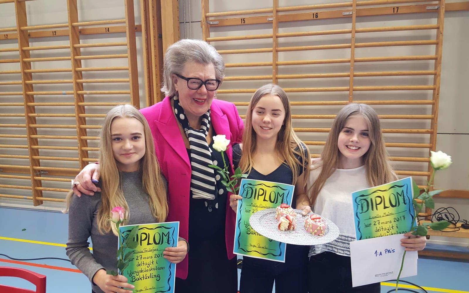 Birgitta Rasmusson flankerad av de tre vinnarna: Elicia Fridefors, Molly Abrahamsson och Lovelle Malm. Bild: Cecilia Bäck