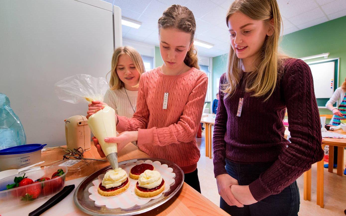 I laget ingick även Linnea Egestål och Isabella Johansson. Deras bakelser byggde på en sockerkaka smaksatt med vanilj, hallonkompott, vaniljgrädde och maräng.