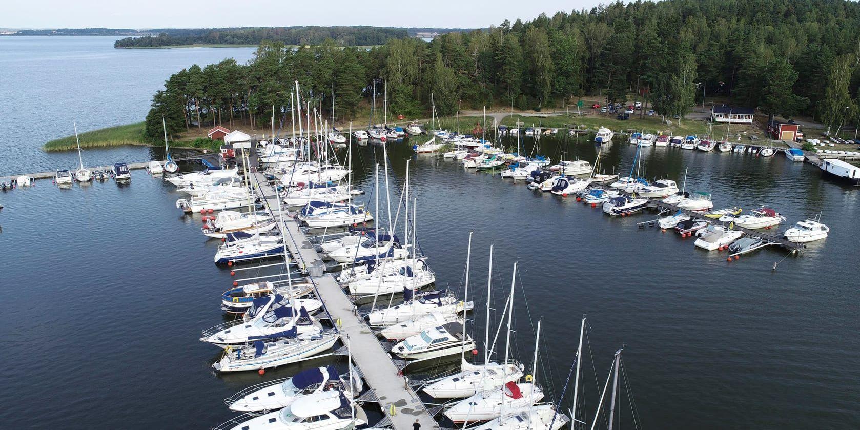 Fritidsbåtar i en småbåtshamn i Mälaren utanför Enköping. Arkivbild.