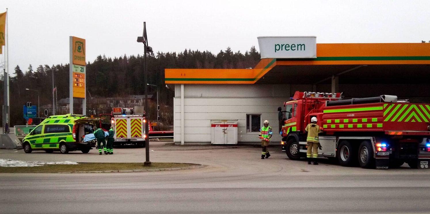 En person fick köras till sjukhus efter en trafikolycka vid Torp. Foto: Mikael Berglund