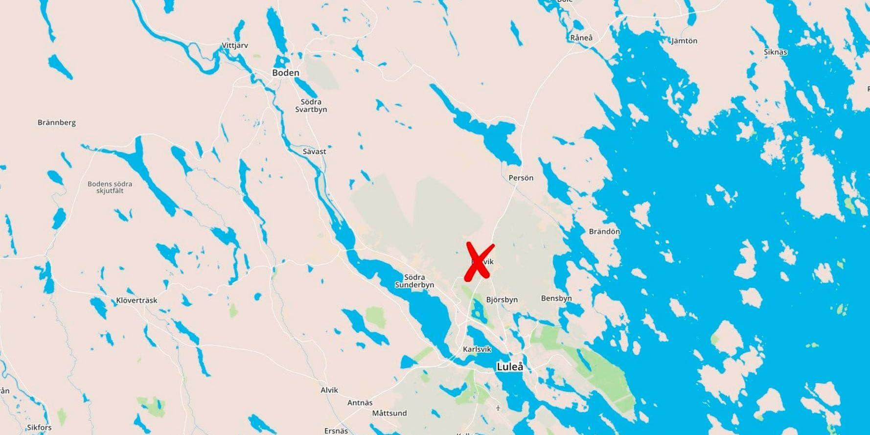 En man i 70-årsåldern har dött i en trafikolycka på E4 norr om Rutvik utanför Luleå.