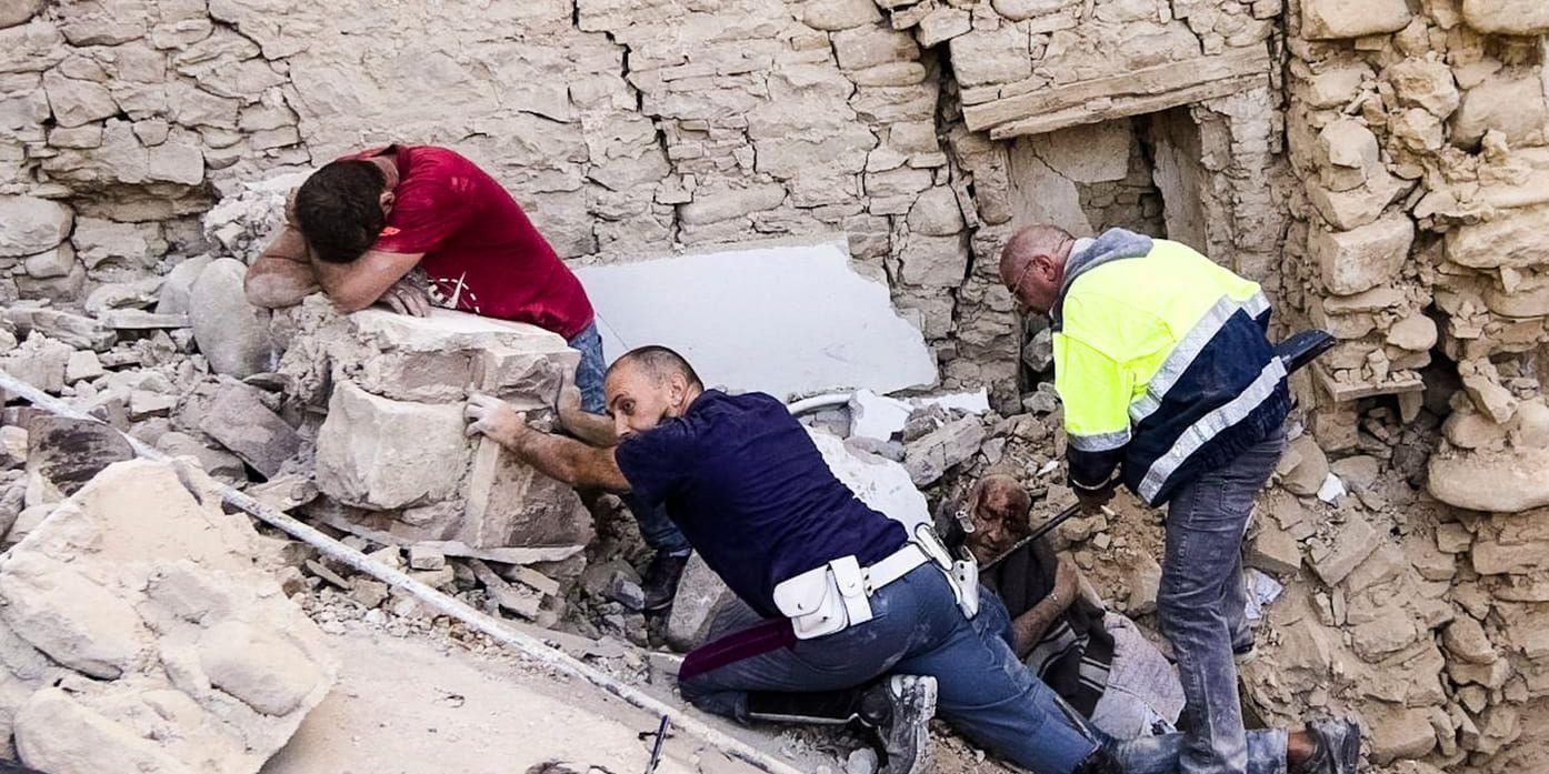 En man bryter ihop under det dramatiska räddningsarbetet efter jordskalvet i byn Amatrice i Italien.