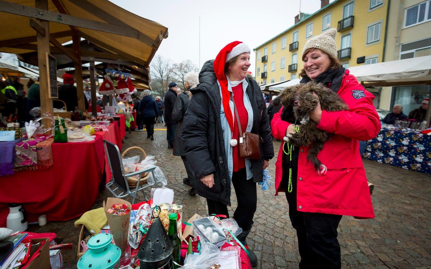 Inga-Maj Hagman och Monica Skoglund med hunden Malin Mandelkubb