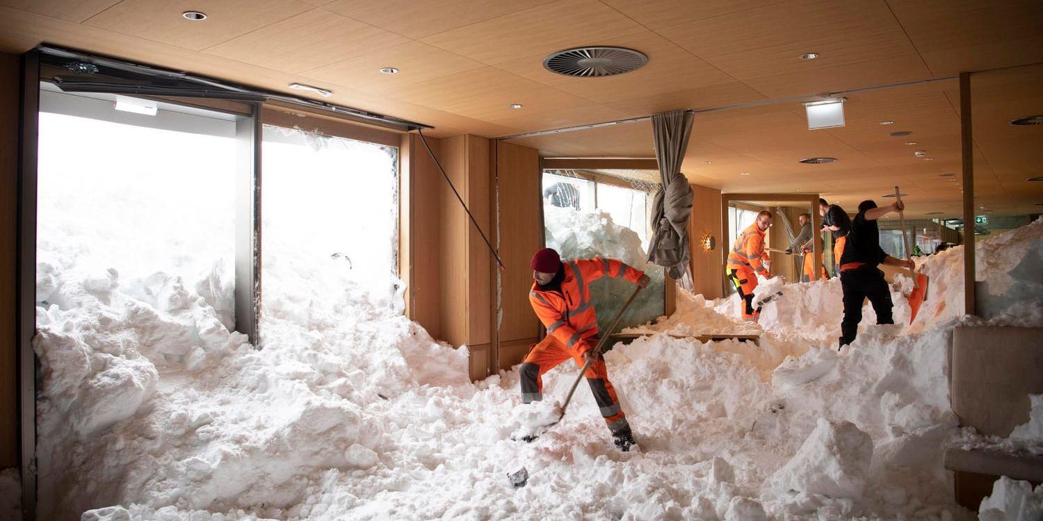 I de schweiziska Alperna vällde en lavin in i en hotellrestaurang på fredagen.