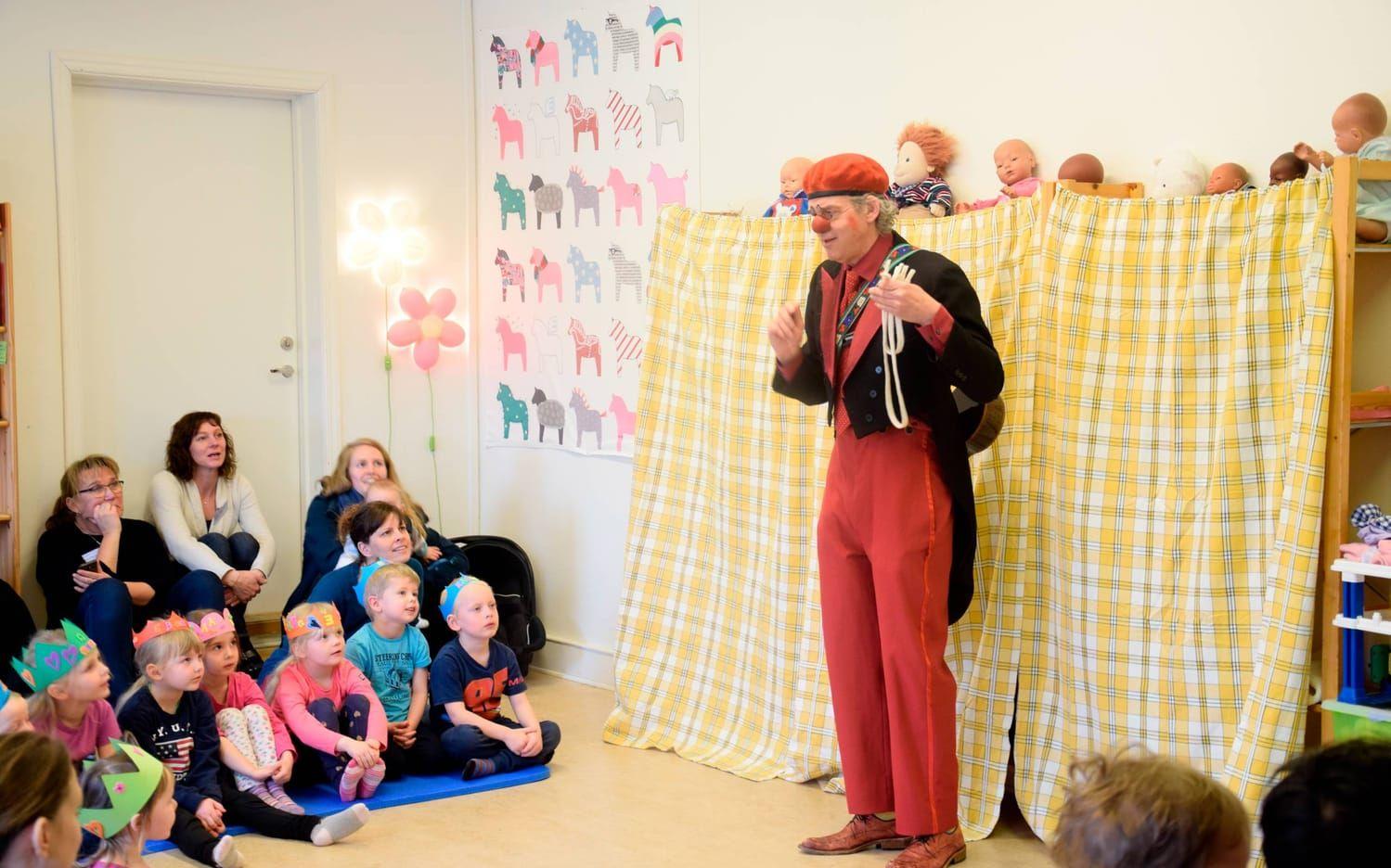 Clownen Mattis underhöll barn och föräldrar på onsdagens 10-årsjubileum. Foto: Malin Rindvik