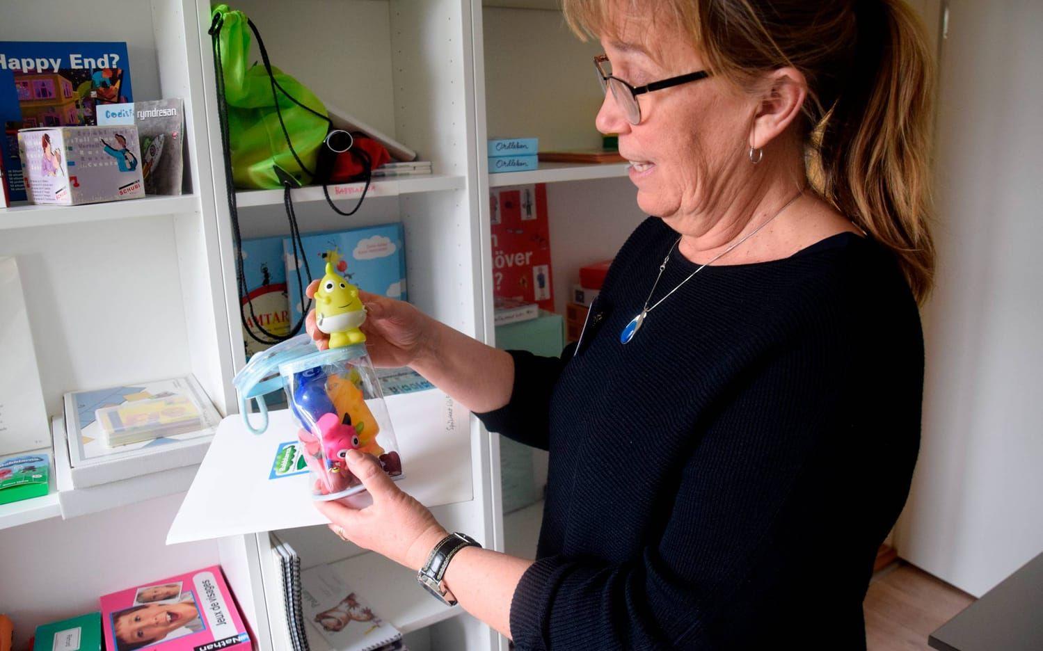 Specialpedagogen Ulla-Britt Ohlsson visade upp språkoteket som finns på familjecentralen. Foto: Malin Rindvik