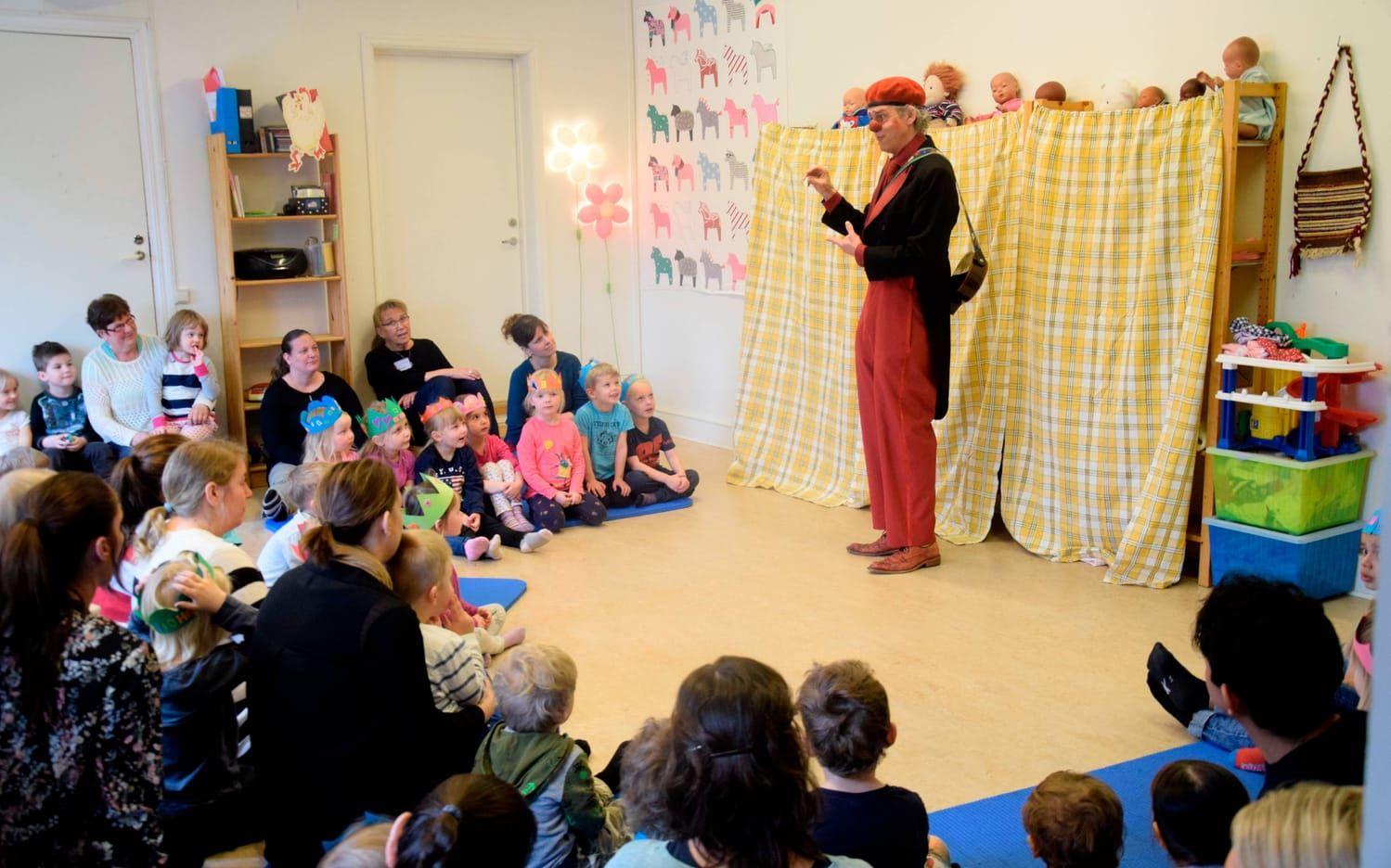 Men några ville istället titta på clownen Mattis föreställning. Foto: Malin Rindvik