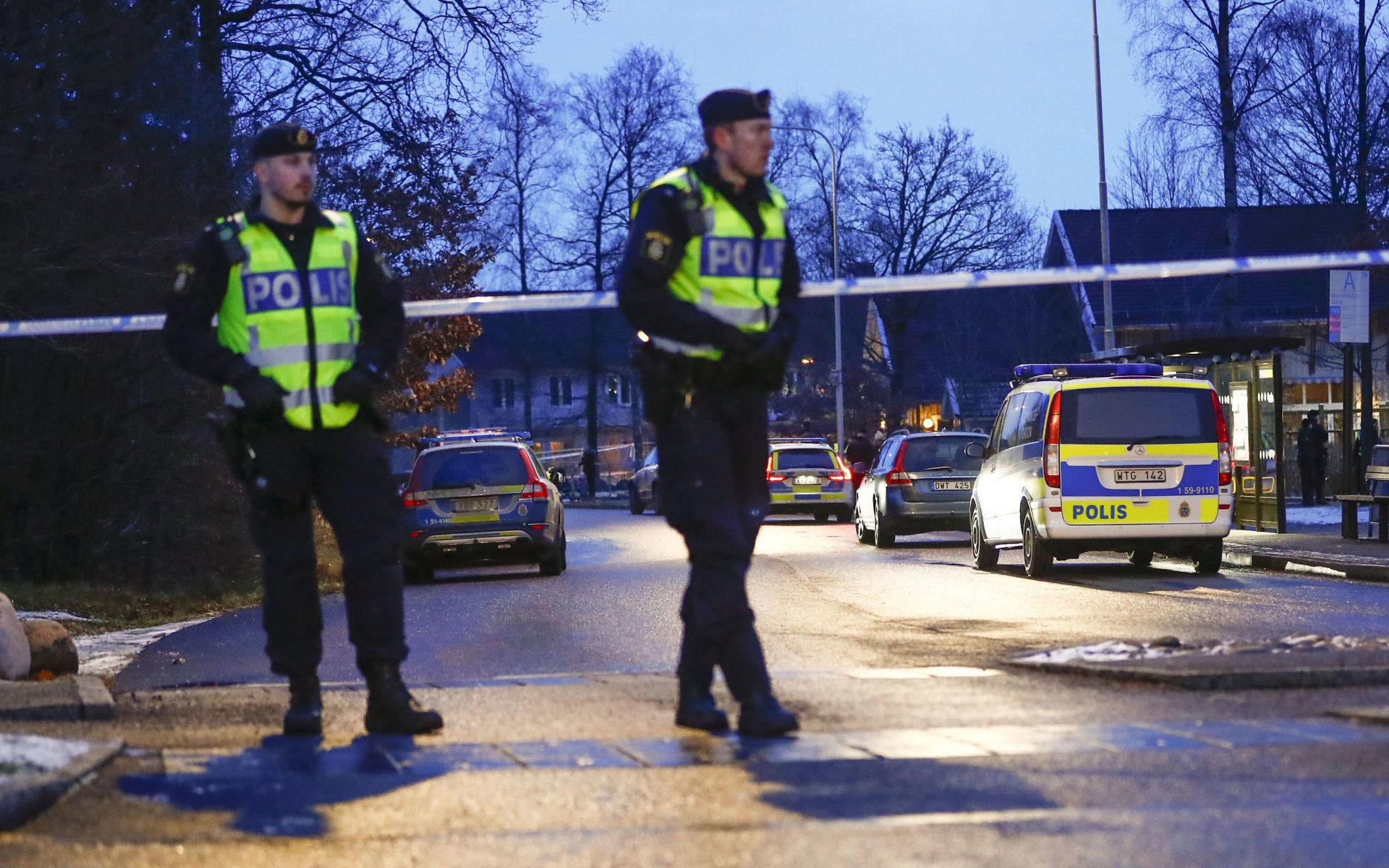 Polispatruller utanför förskolan i Hisings Kärra där ett sex månader gammalt barn försvann på tisdagen.