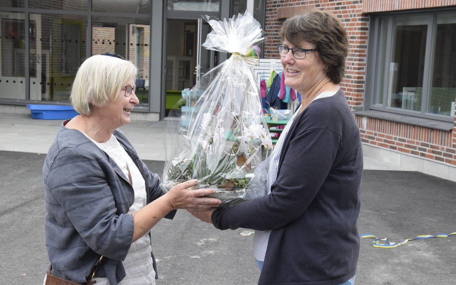 Kristina Svensson (MP) ordförande i utskottet för lärandet gav blomster till Anita Torstensson-Dahlberg under invigningen.
