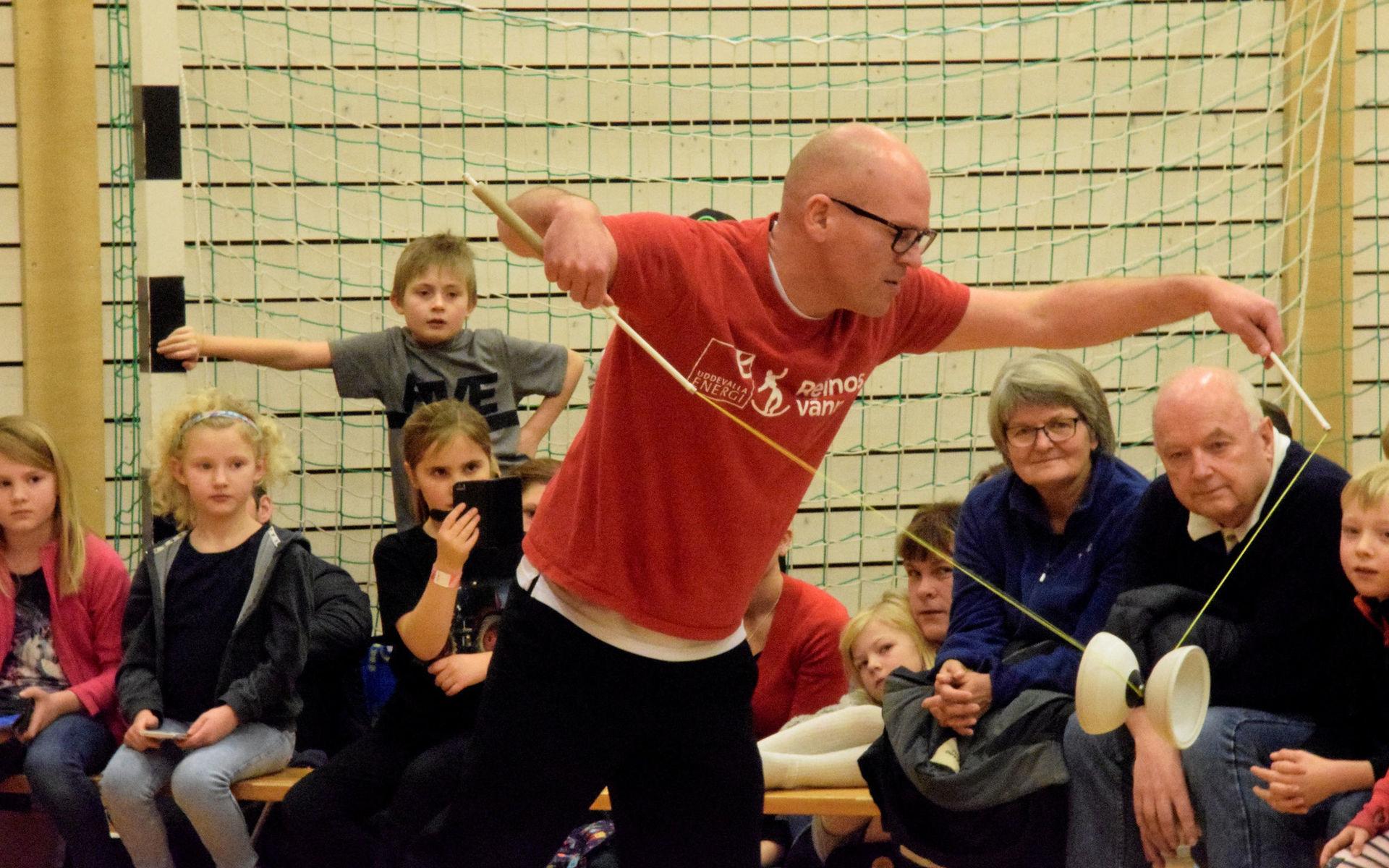 Mattias Jönsson är en mästare på att jonglera och visade upp vad han kunde på Ängås skola i Svanesund.
