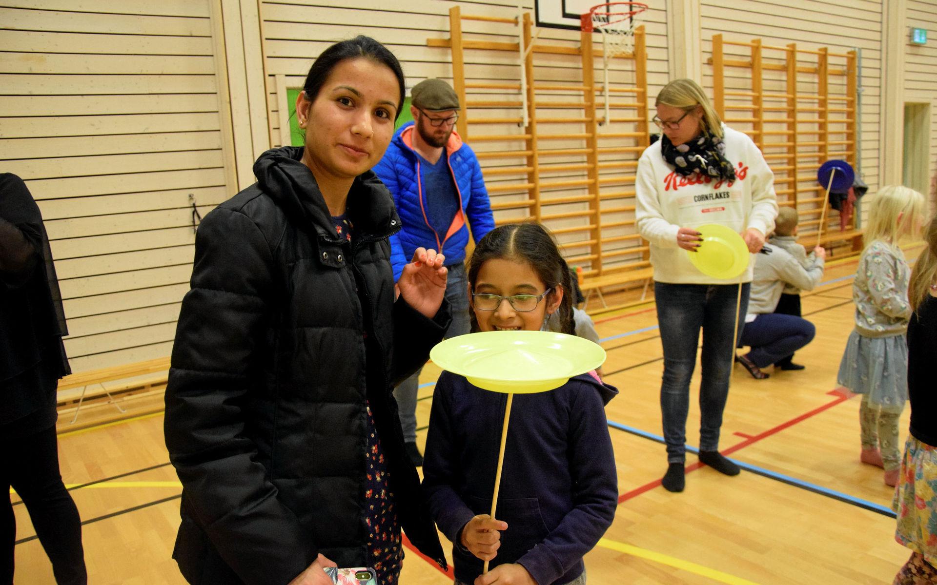 Prabhjot Kaur kom till Ängås skola för att lära sig mer om cirkus tillsammans med mamma Harvinder Kaur.