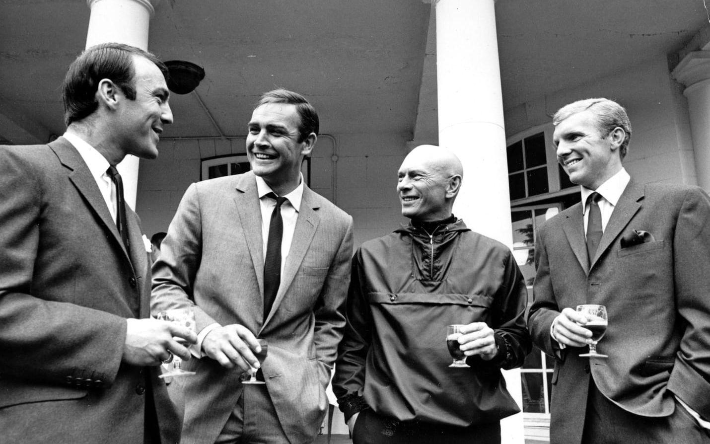 Connery gillar även fotboll. Här 1966 med skådespelarkollegan Yul Brynner mellan engelska landslagsspelarna och världsmästarna Jimmy Greaves och Bobby Moore  Foto: TT