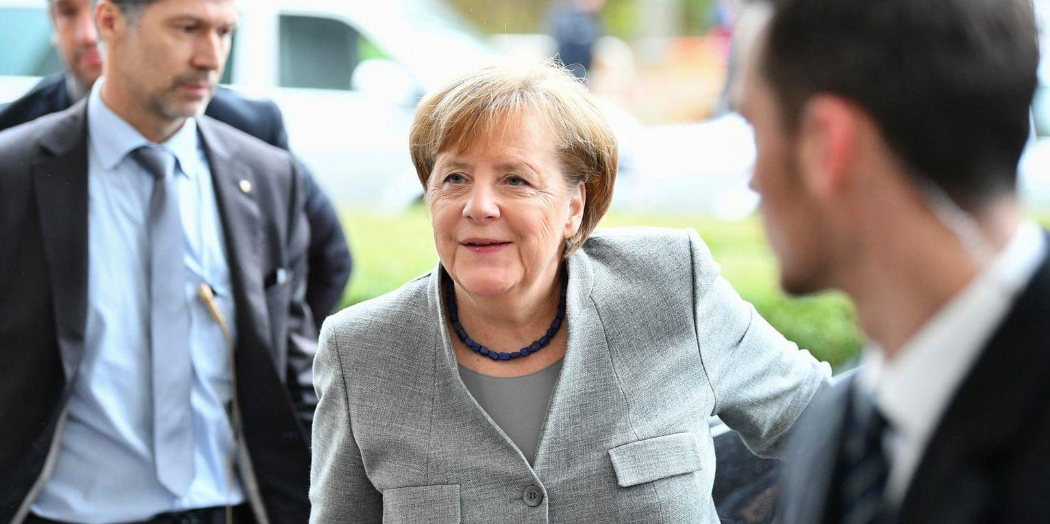 Förbundskansler Angela Merkel anländer till söndagens regeringsförhandlingar.