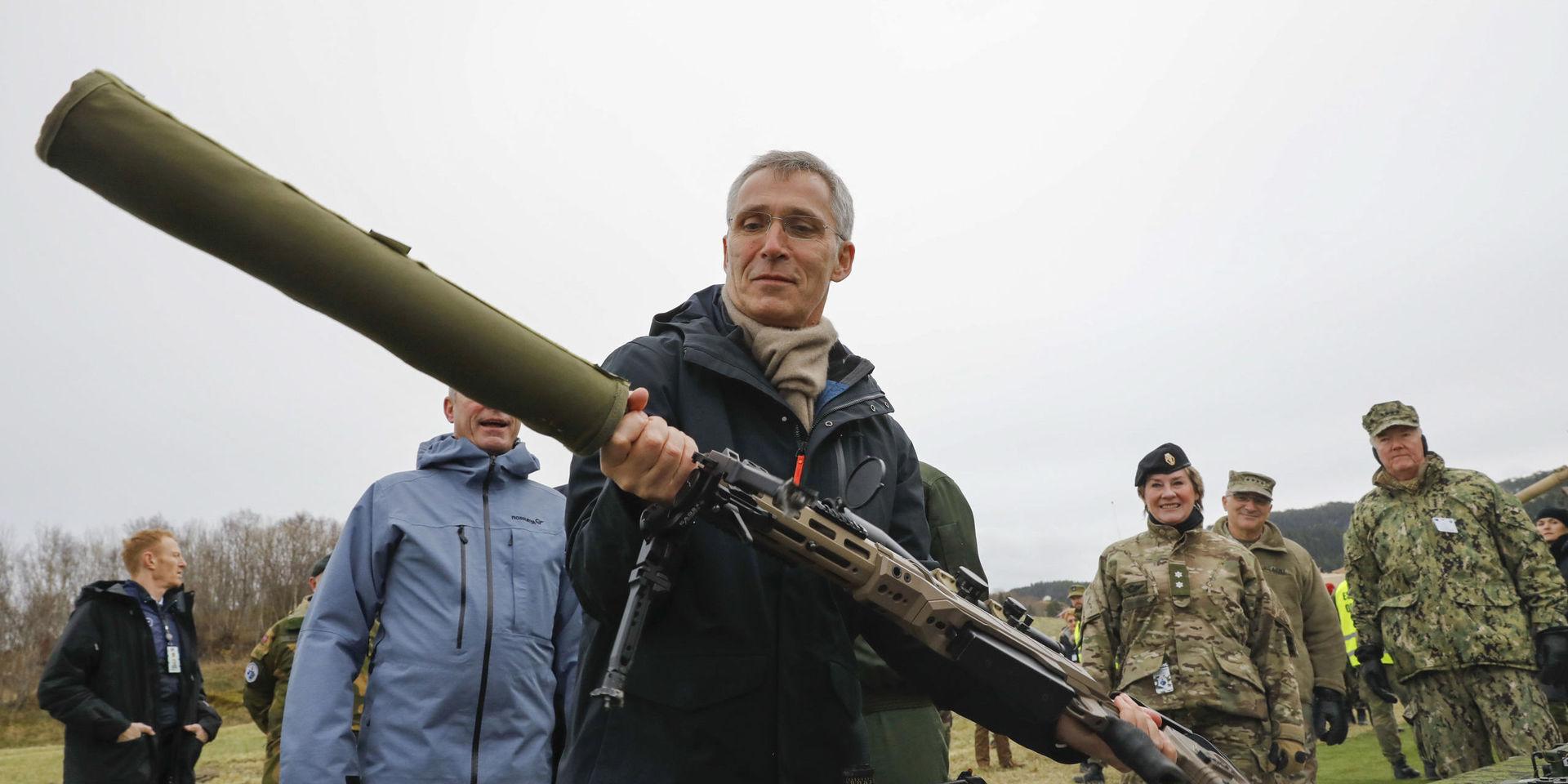 Natos generalsekreterare Jens Stoltenberg kollar att vapnen håller Nato-standard.