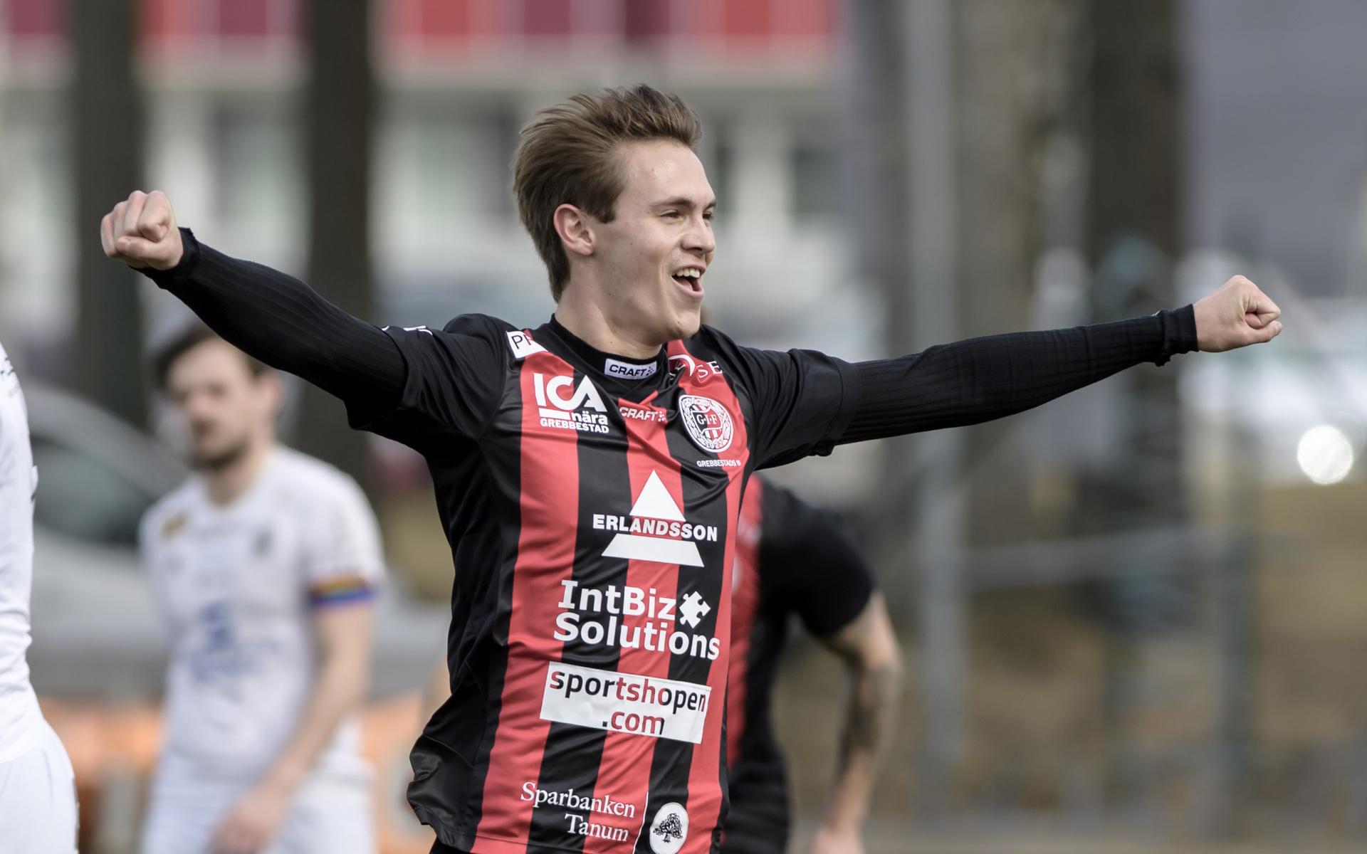 Tobias Carlsson gjorde Grebbestads första mål i division 1.