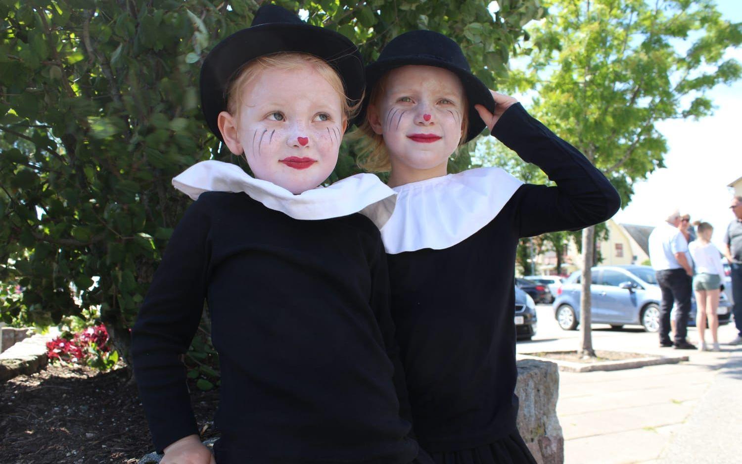 De två vännerna Elsa Clarholm Eriksson och Leia Eden deltog i kortegen i år igen. Detta år utklädda till en form av clown. Bilder: Nanna Nilsson