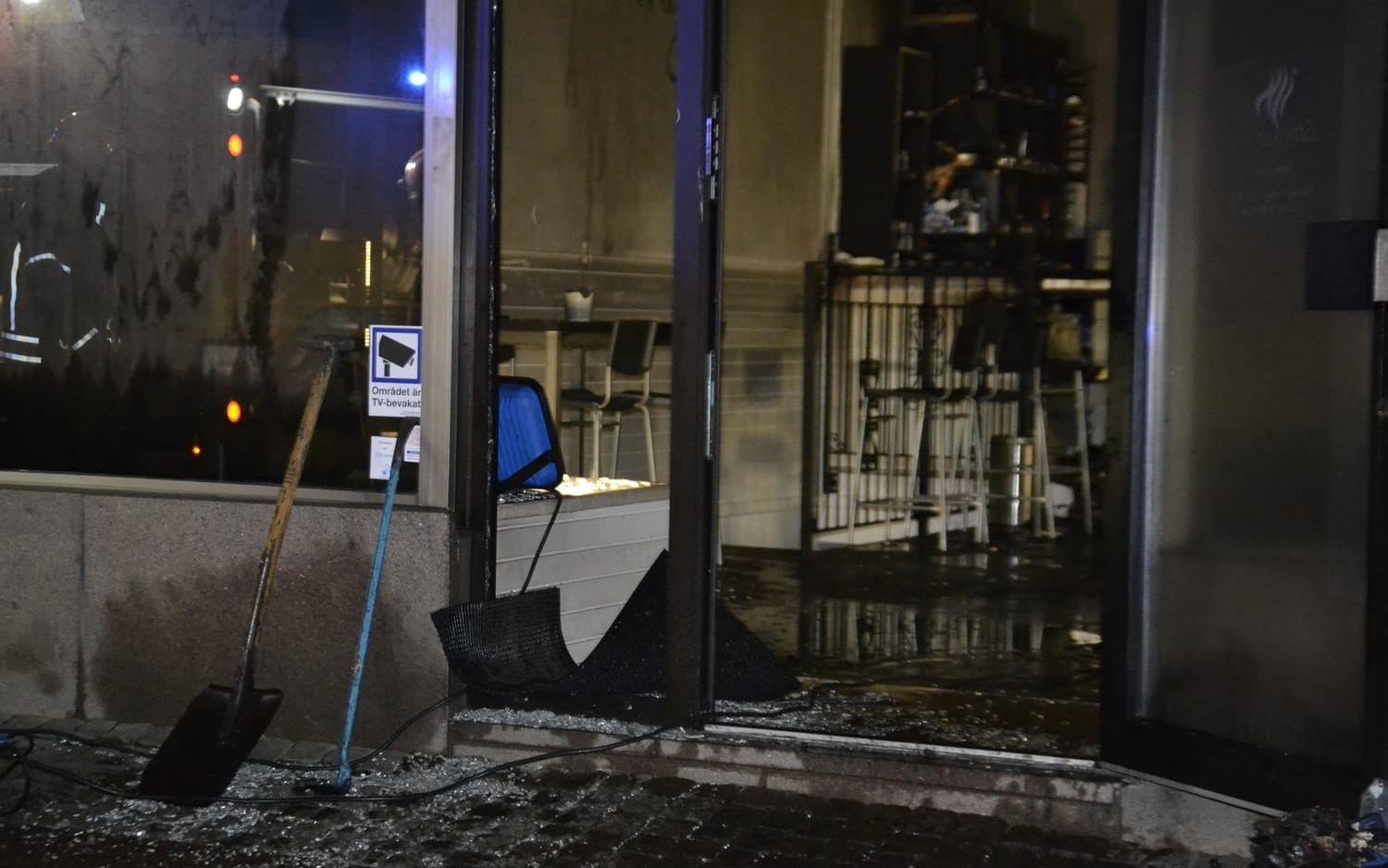 12 december, 07:00: Butik totalförstörd efter branden på Kungsgatan.