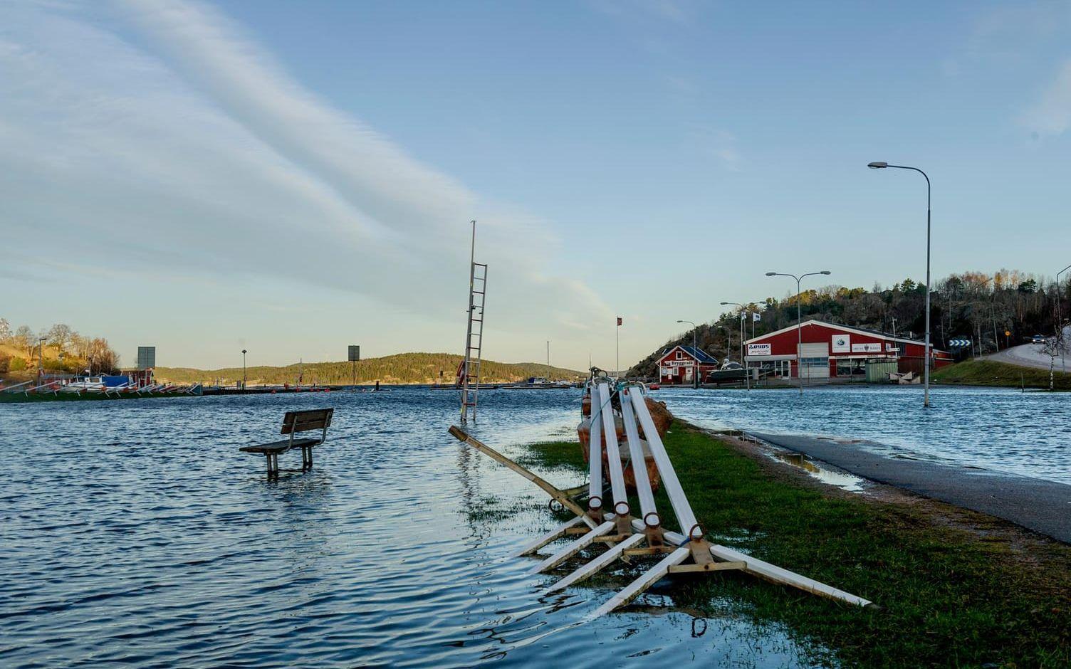 27 december, 10:30: Översvämning i Henån efter stormen Urd.