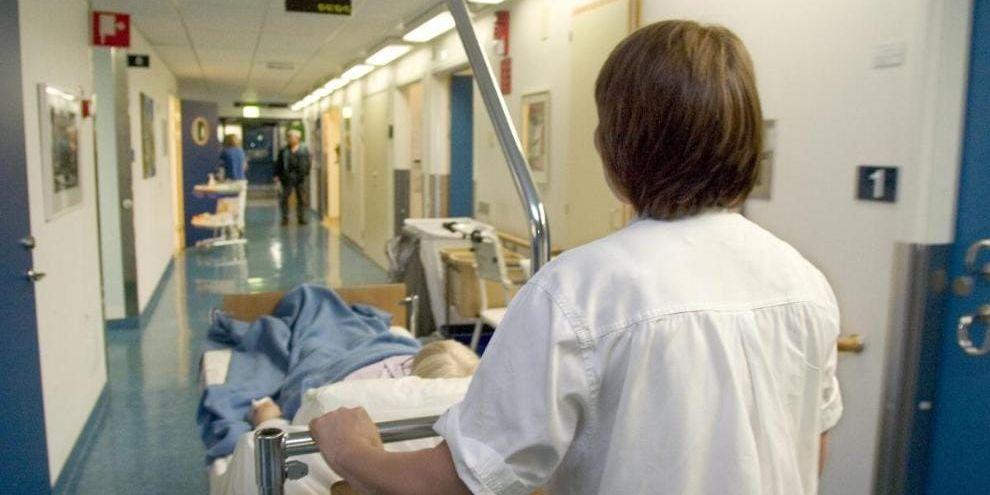 BEHÖVD. Brist på sjuksköterskor kan vara en förklaring när det stockar sig på akutmottagningarna. Foto: Foto: Erik G Svensson/Scapix