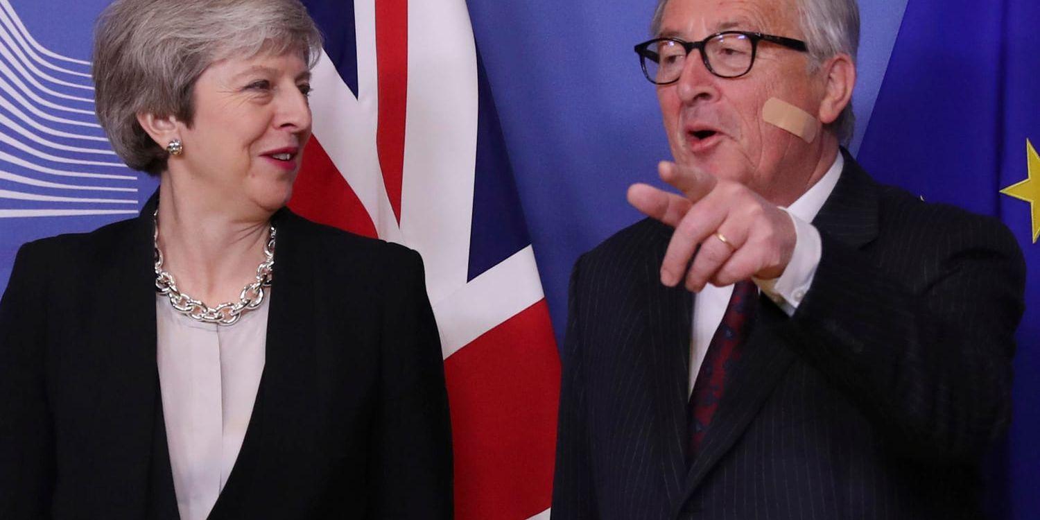 Storbritanniens premiärminister Theresa May tas emot av en EU-kommissionens omplåstrade ordförande, Jean-Claude Juncker.