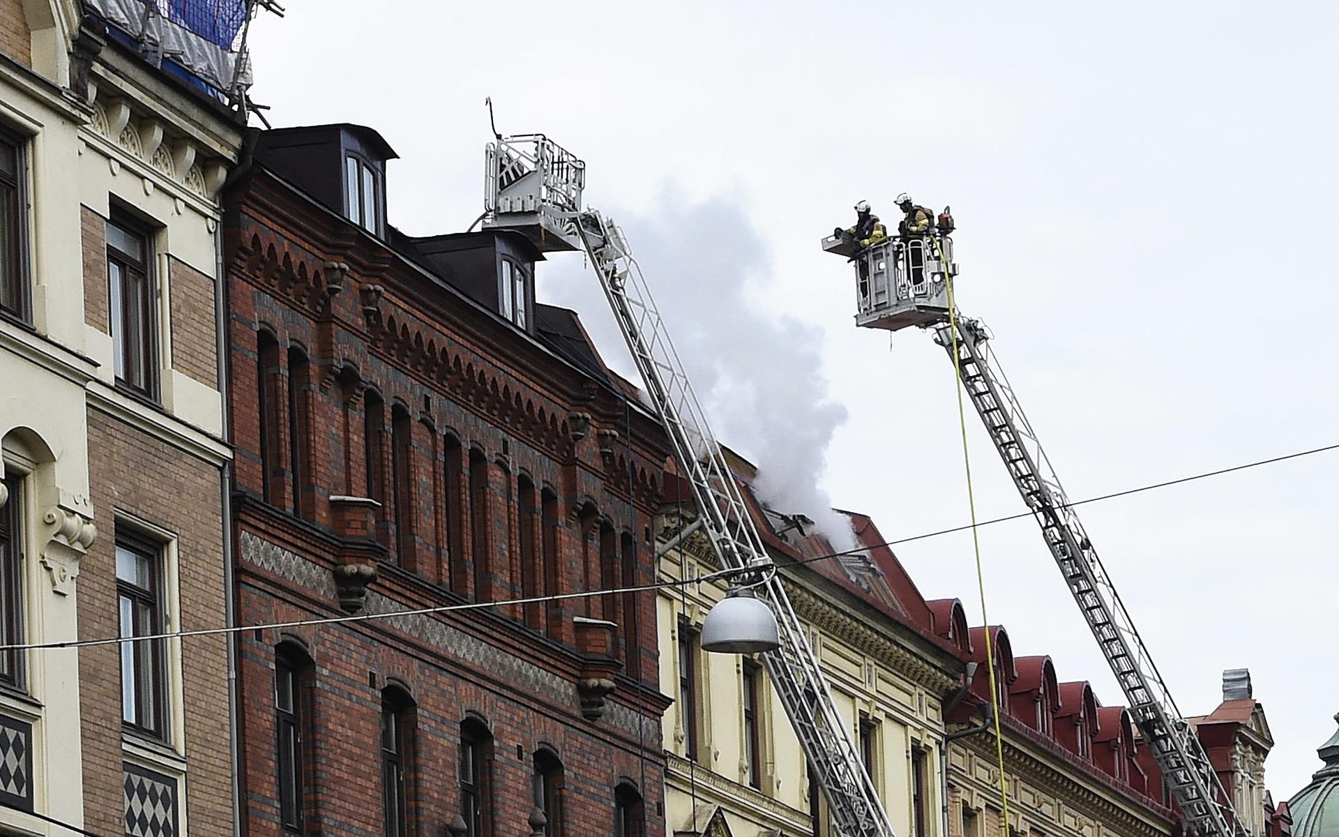Branden i det centrala lägenhetshuset från 1888 var ännu under senförmiddagen inte under kontroll.
