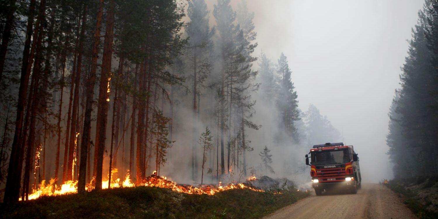 Räddningspersonal på väg släcka skogsbrand vid Kårböle väster om Ljusdal i somras. Arkivbild.