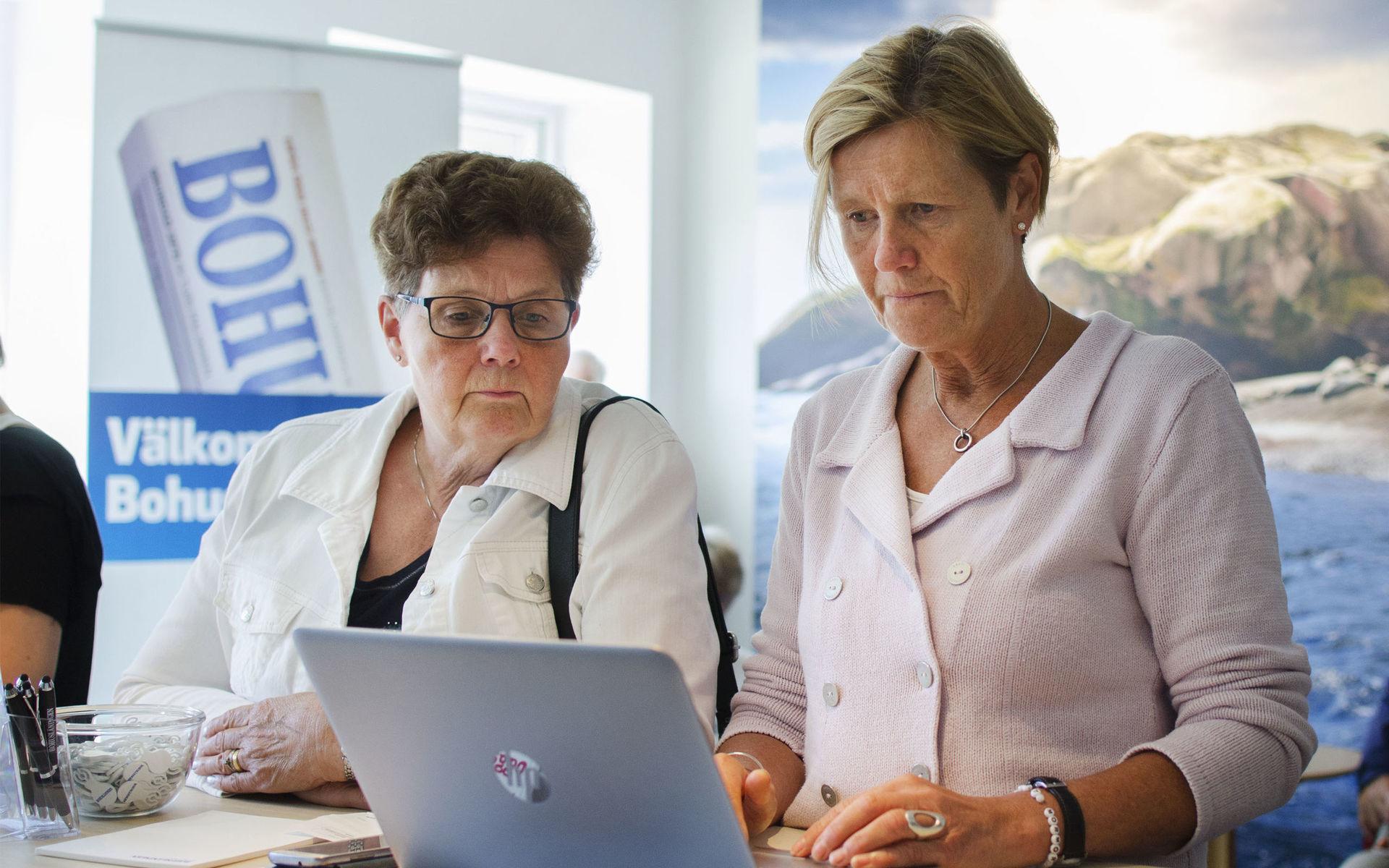 Ulla Andersson får hjälp av chefredaktör Ingalill Sundhage med att starta upp sitt Bohusläningen Plus-konto. 