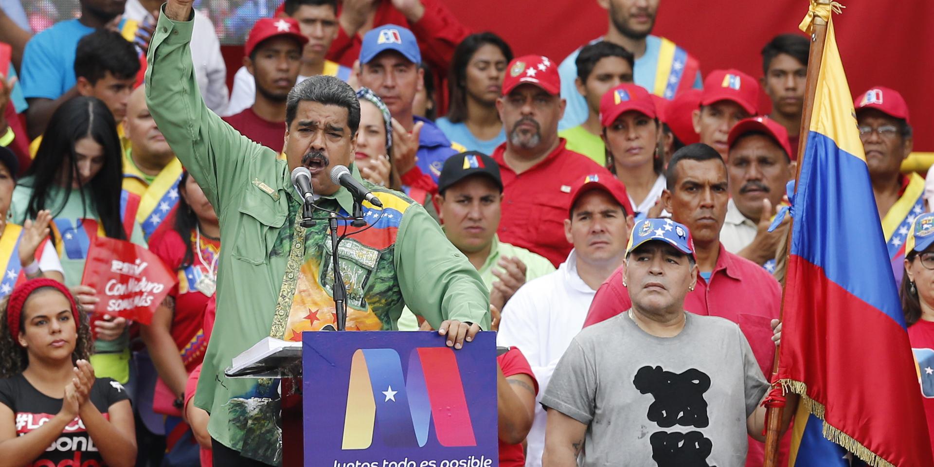 Diego Armando Maradona lyssnar på Nicolas Maduro under valkampanjen.