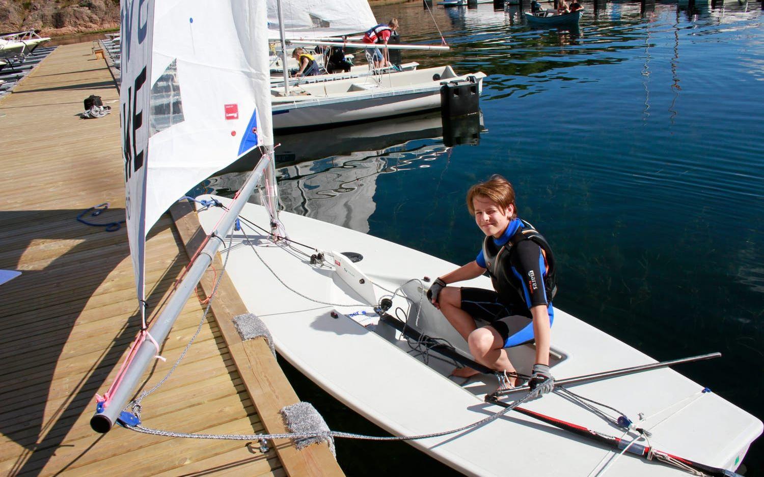 14-årige Eddie Stalfors från Fasseröd har seglat i fyra år. Han har en egen Laserjolle ihop med sin bror Love.