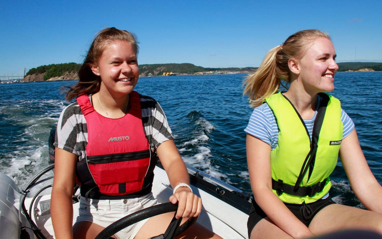 Det är sjätte året som Jennifer Lundvall och Lisen Davidsson är ledare för klubbens seglarläger. De är också ledare för torsdagsseglingarna för juniorer.