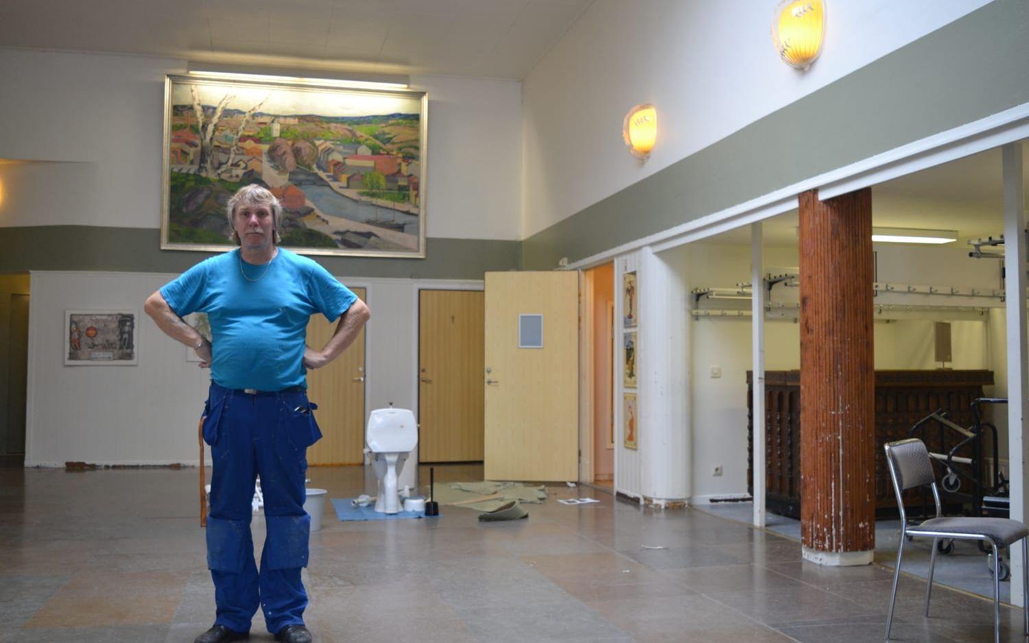 Bengt Johansson renoverar dag ut och dag in. Just nu river han ut badrumsmattorna som ska bytas ut. Foto: Linus Valberg