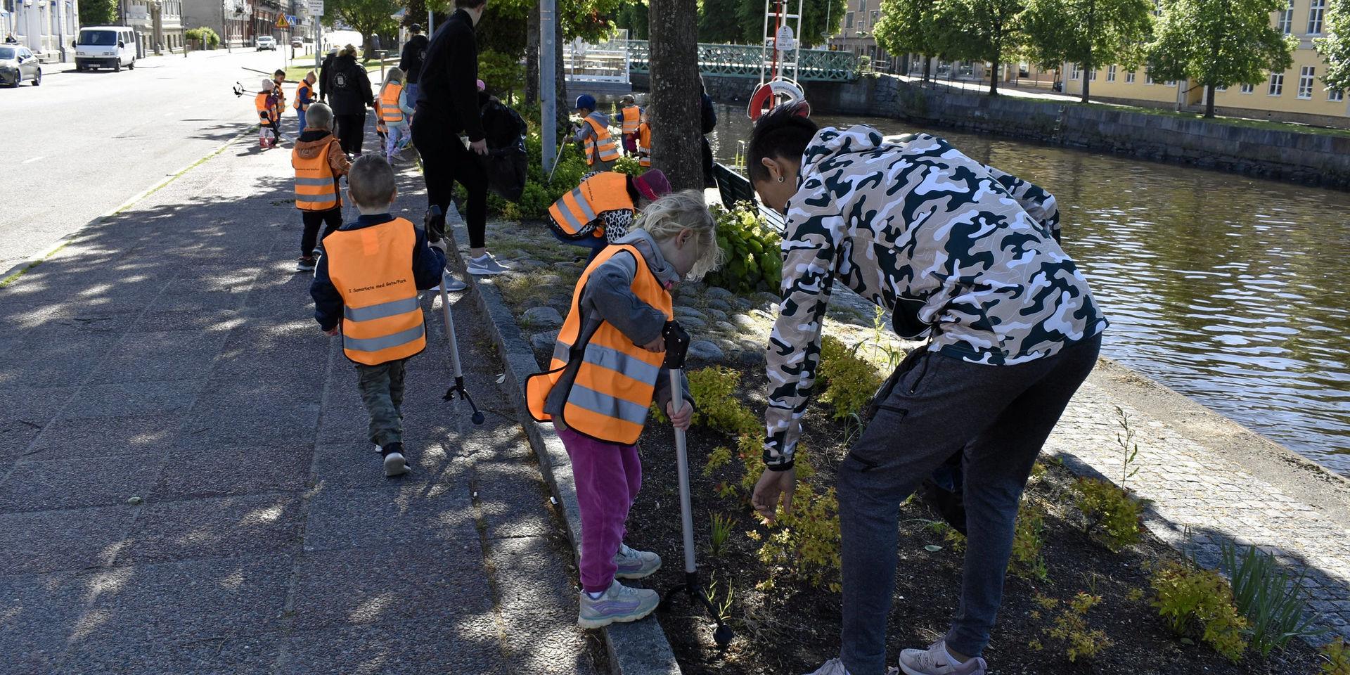 Barnen från Parkens förskola hjälpte till med att städa staden.