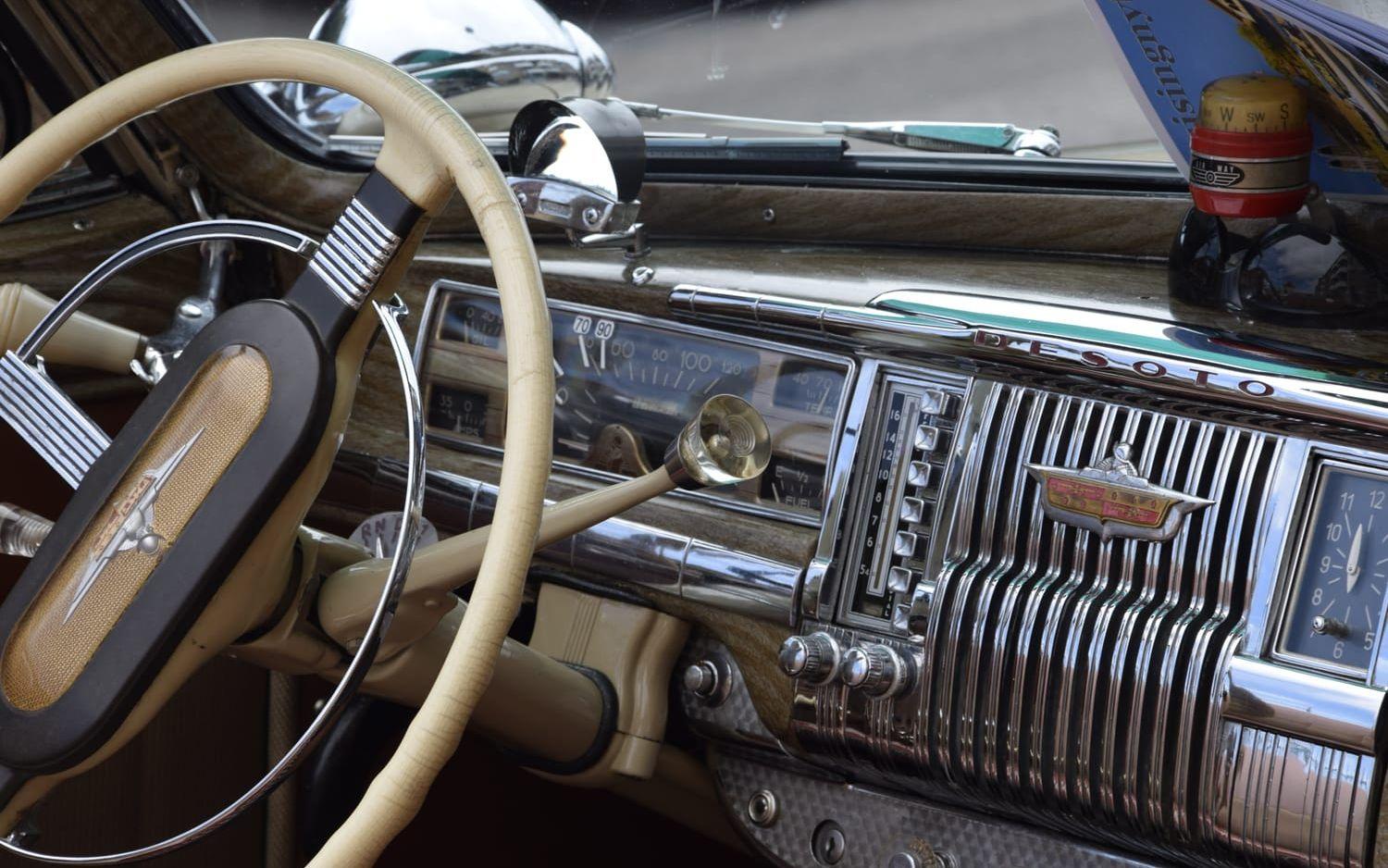 På 50-talet var det vanligt att många bilar hade växelspak vid ratten.