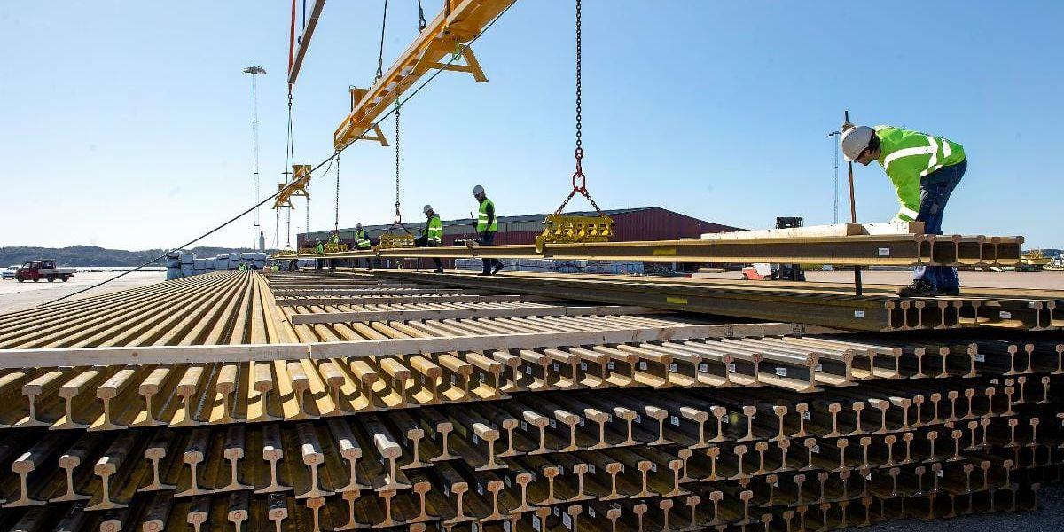 Som på räls. Under 2015 skeppades det in 11000 ton järnvägsräls till Sverige via Lysekils hamn.