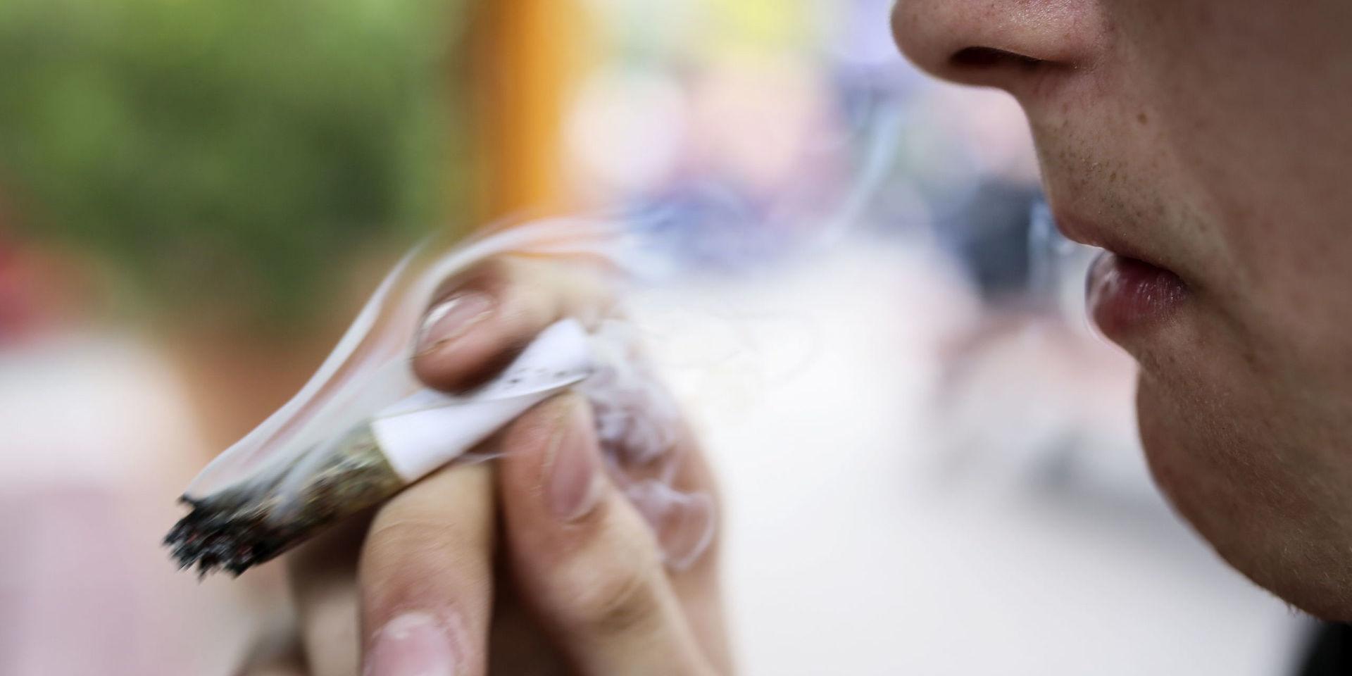 KÖPENHAMN 2015-08-30 En ung man röker cannabis i stadsdelen Christiania i Köpenhamn.