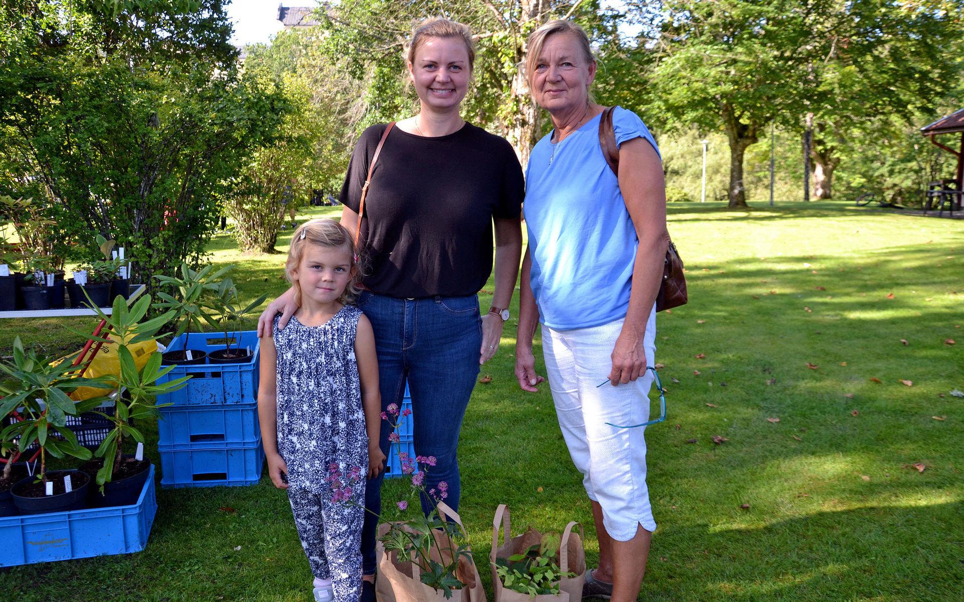 Tre generationer Lind. Nora, Camilla och Sirpa Lind.