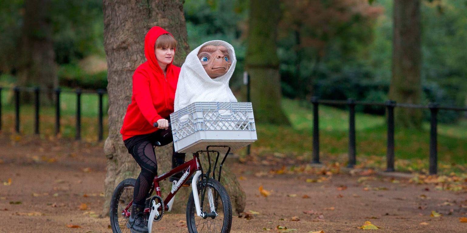 Steven Spielbergs science fiction-film om rymdvarelsen "E.T." som besökte jorden var en enorm succé på 1980-talet. Nu tror två kanadensiska astronomer att de kan ha upptäckt signaler som kan komma från utomjordiska intelligenta varelser eller maskiner. Men mer forskning behövs. Arkivbild.