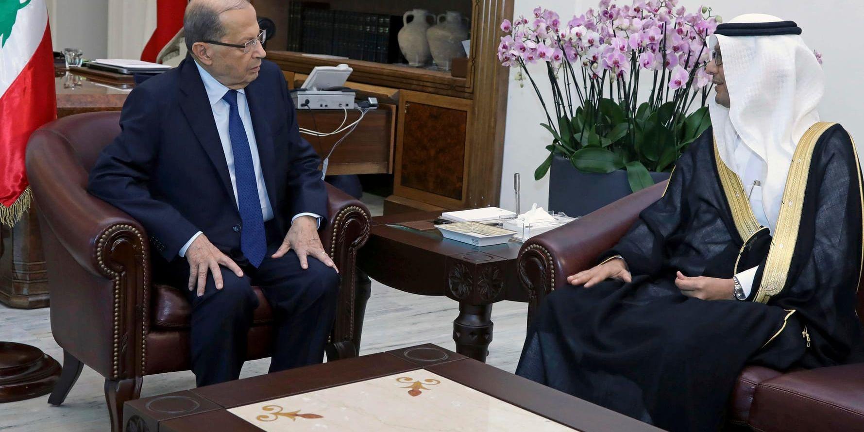 Libanons president Michel Aoun, på bilden med Saudiarabiens charge d'affaires i Libanon, kräver en förklaring till att den avhoppade premiärministern inte återvänt.