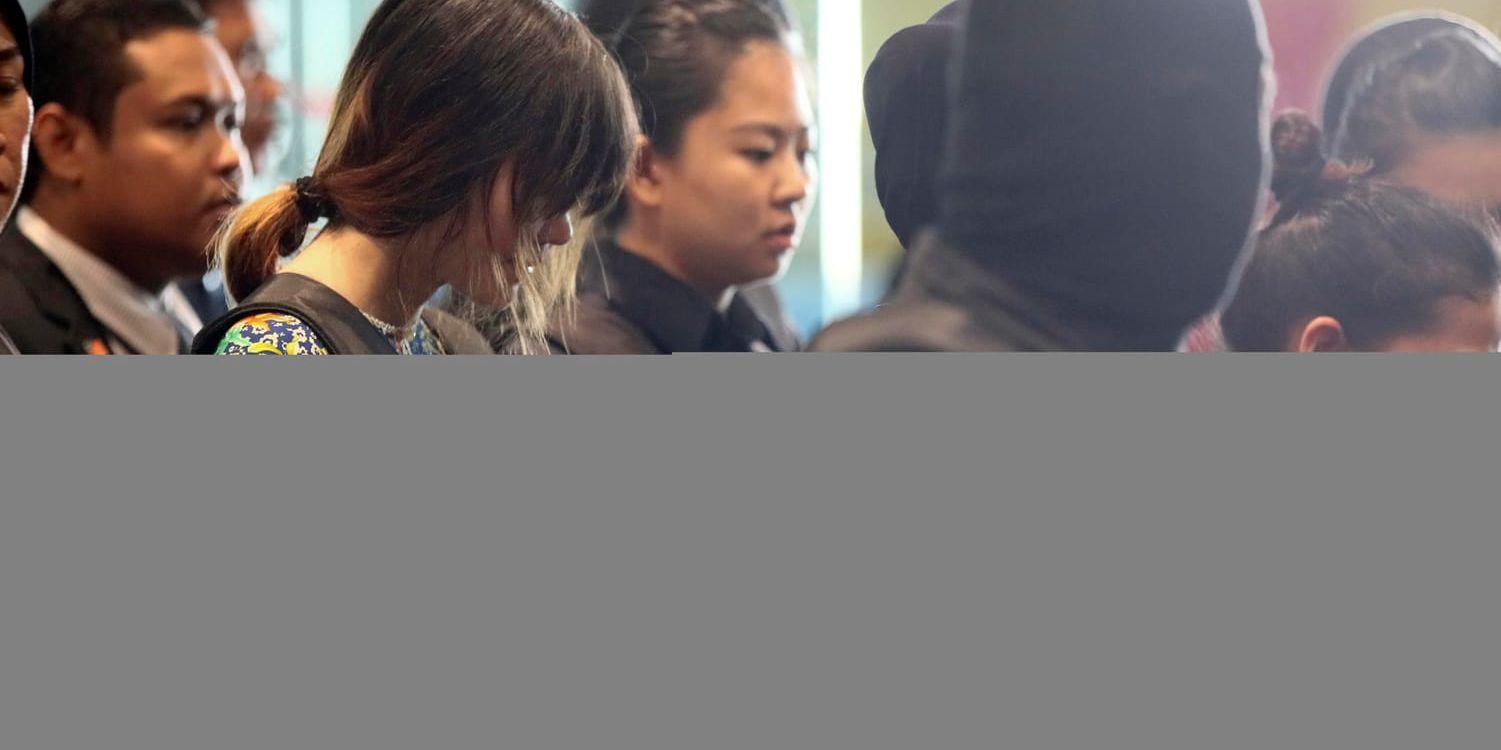 Kvinnorna som misstänks ha mördat Kim Jong-Nam vallas runt på flygplatsen i Kuala Lumpur.