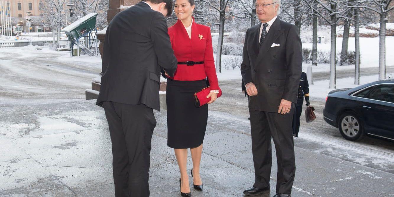 Talman Andreas Norlén tar emot kung Carl-Gustaf och kronprinsessan Victoria inför riksdagens 100-årsjubileum av svensk demokrati och den allmänna rösträtten.