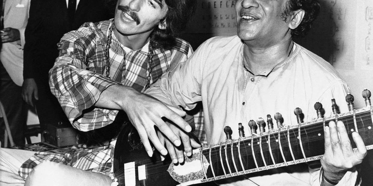 George Harrison och sitarspelaren Ravi Shankar 1967. Arkivbild.