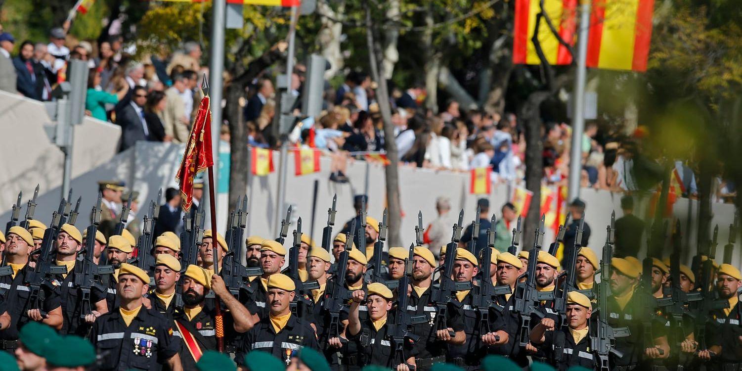 Militärer i den årliga paraden som går genom Madrid.