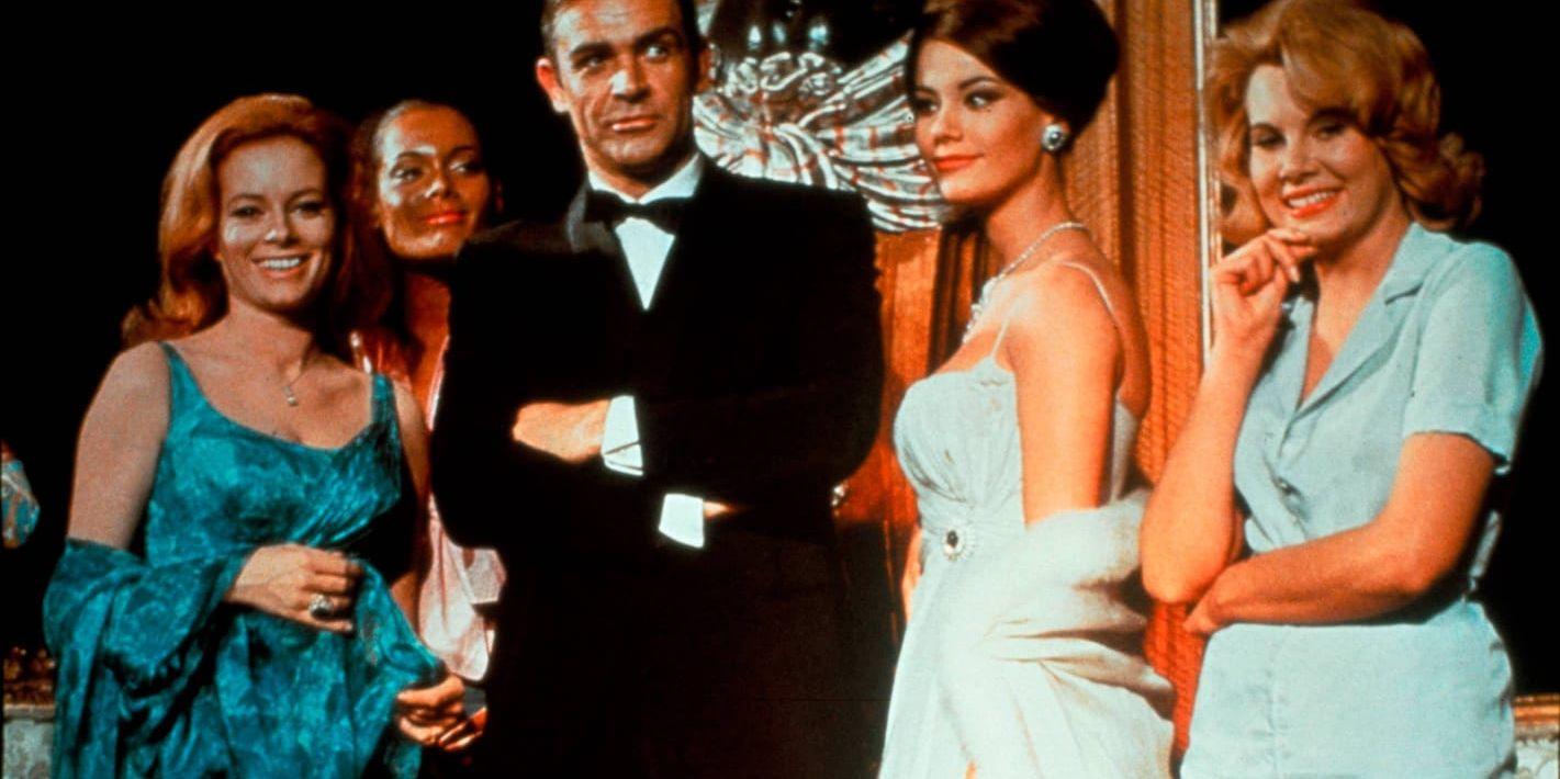 Nej du Sean Connery, din rollfigur skulle aldrig klara sig igenom nålsögat för att bli en riktig spion. (Bild ur "Åskbollen" från 1965).