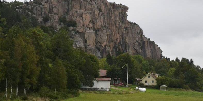 Bergsklippan Häller utanför Brodalen där en lovande norsk klättrare föll under söndagskvällen.