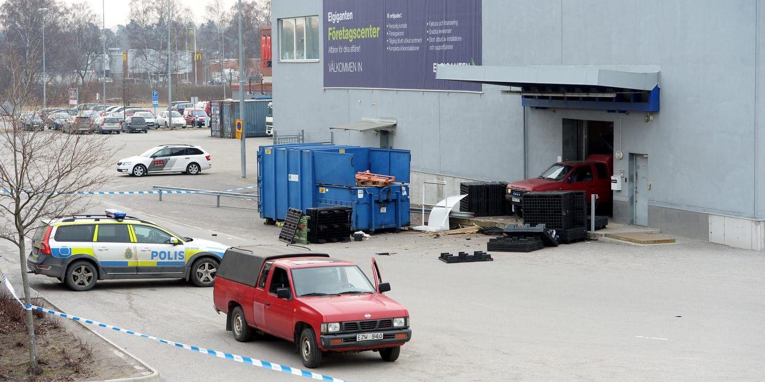 Ett fordon kördes in i ett elektronikvaruhus i Sollentuna under våren 2016. Gärningsmän bar ut säckar med varor. Arkivbild.