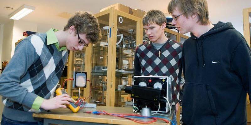 Oscar Dahlberg (tv), Emil Molander och Jonas Landberg tycker att det roligaste med fysik är att förstå varför saker är som de är. Här omvandlar de ljusenergi till ström genom att rikta en lampa mot en solcell.