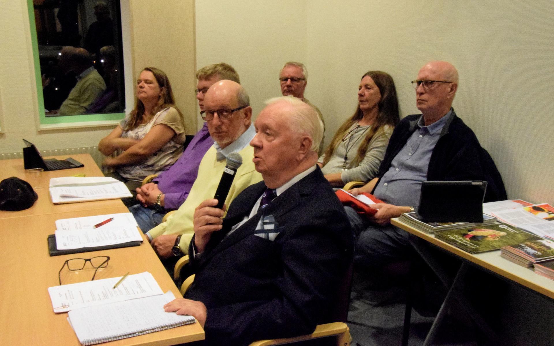 Debattören Nils-Olof Lengquist tog tillfället i akt att pressa politikerna under allmänhetens frågestund.
