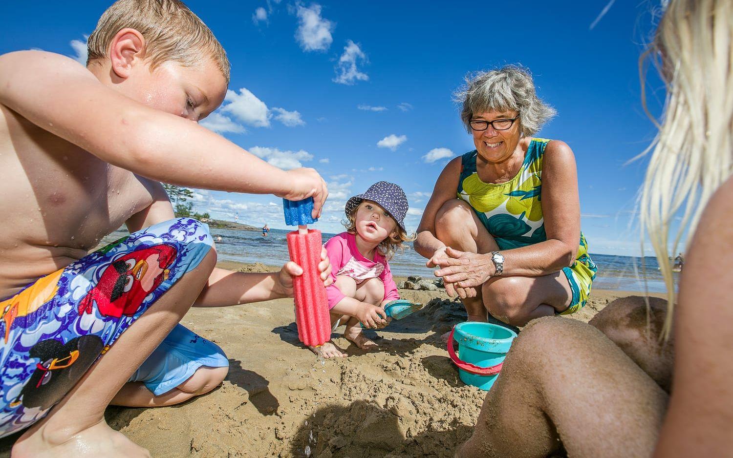 Lily Alfredsson med farmor Lisa Sjöberg får hjälp med sandbygget av Oscar Edvardsson och Tindra Almqvist.