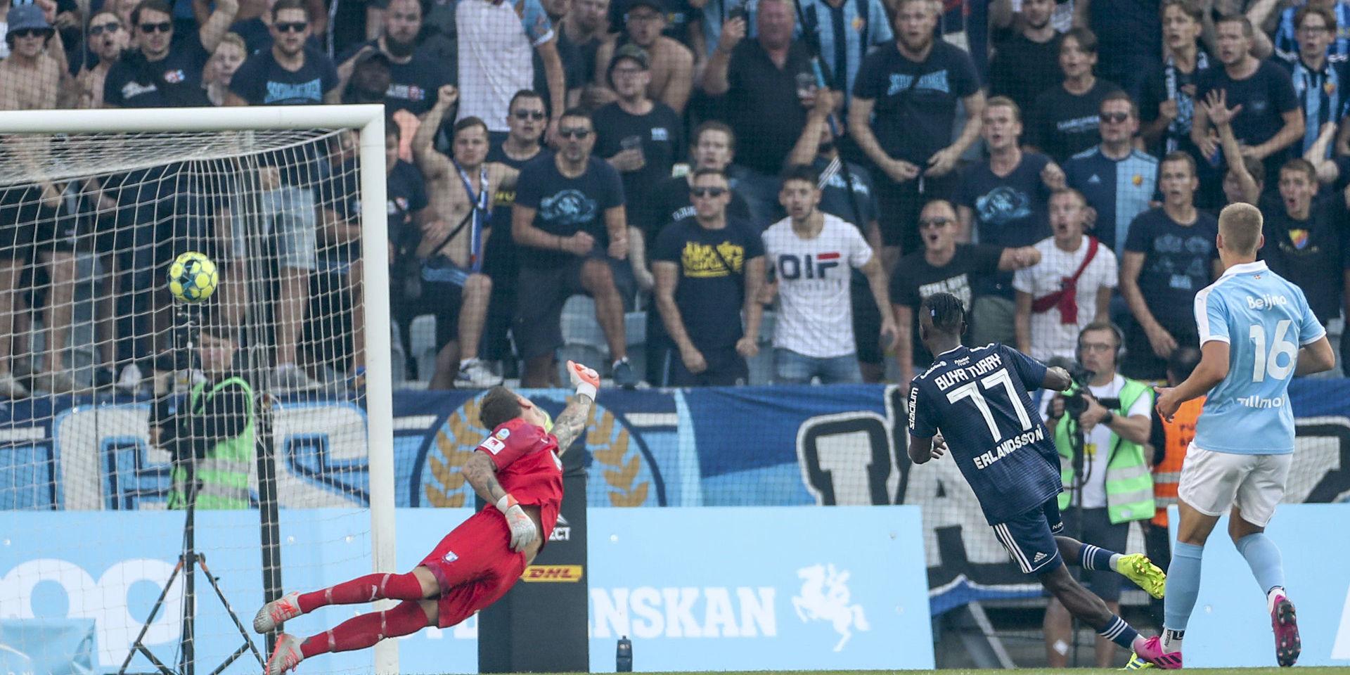 Malmö FF:s målvakt Johan Dahlin släpper in Djurgårdsanfallaren Mohamed Buya Turays avslut i den tidigare seriefinalen på Stadion i Malmö. Målet blev toppmötets enda.